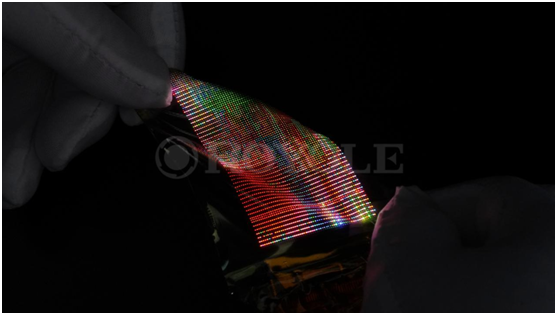 图片6:柔宇micro-led弹力柔性屏技术使得屏幕在显示图像的同时可以像